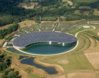 Центр McLaren в Уокинге (Великобритания)