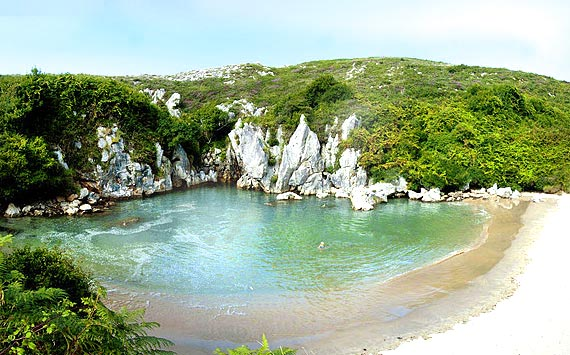 Praia de Gulpiyuri (Astúrias)
