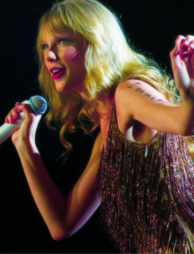 Swiftは世界中で2200万枚を超えるアルバムと5000万曲のダウンロードを販売しています。