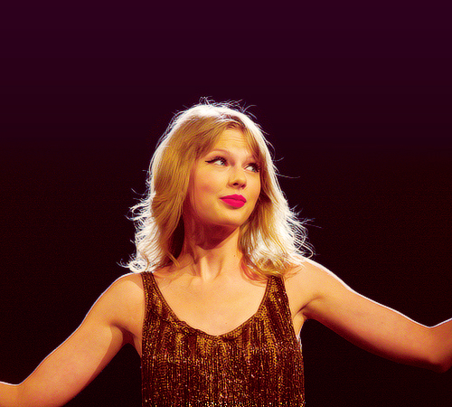 Swift adalah artis pertama dalam sejarah yang memiliki dua album berbeda di antara 10 penjual terbaik. (Taylor Swift dan Fearless)