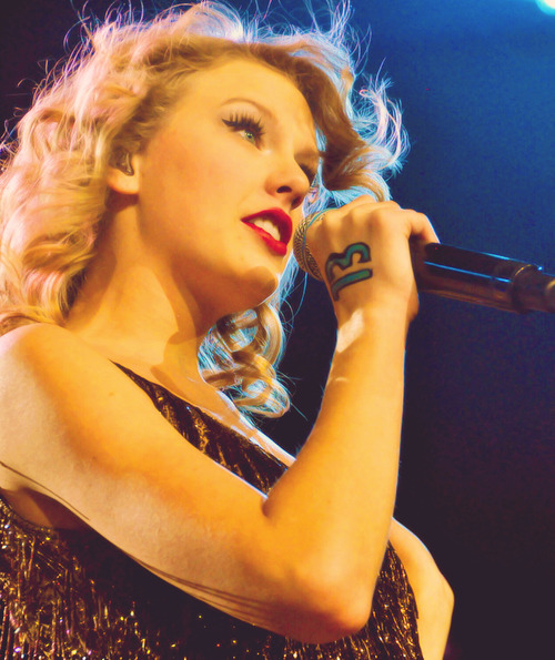 Swift ha vinto Hannah Montana come artista femminile con il maggior numero di canzoni su Billboard Hot 100 in una settimana.
