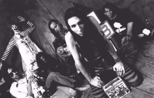 Der ursprüngliche Name seiner Rockgruppe war Marilyn Manson und The Spooky Kids