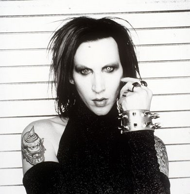 Manson a avoué avoir abusé de sa mère, une infirmière, qu'il regrette beaucoup maintenant.
