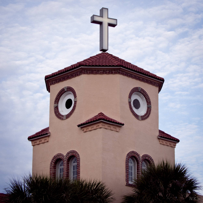 Een kerk met een vogelgezicht