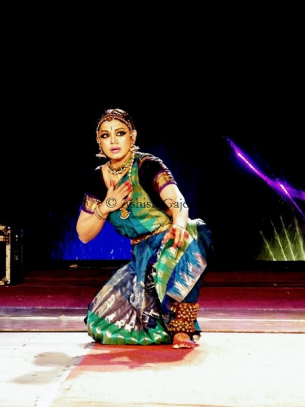 バラタナティヤムを含むインドのフォークダンスの多くは、孔雀求愛ダンスに触発されたステップを示しています