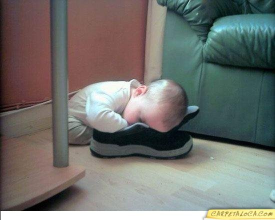 Bambino che dorme in una scarpa