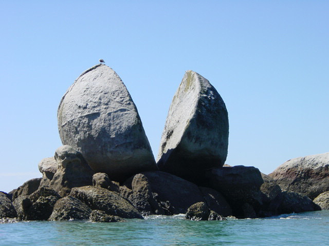 Roccia a forma di mela spaccata (Nuova Zelanda)