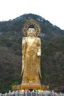 Beopjusaの黄金の仏Maitreya