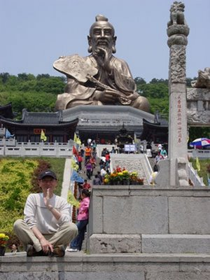 Estatua de Laozi en el monte Mao erca de Zhenjiang de la provincia de Jiangsu