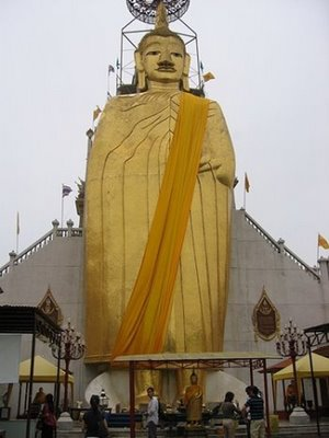 방콕의 와트 Indrawiharn에서 부처님
