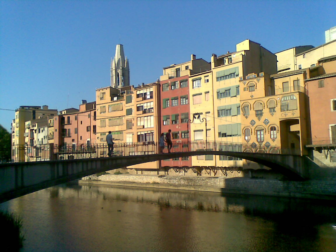 Hängende Häuser von Girona am Fluss Oñar (Provinz Girona)
