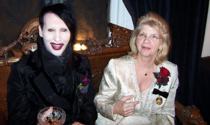 Manson's moeder