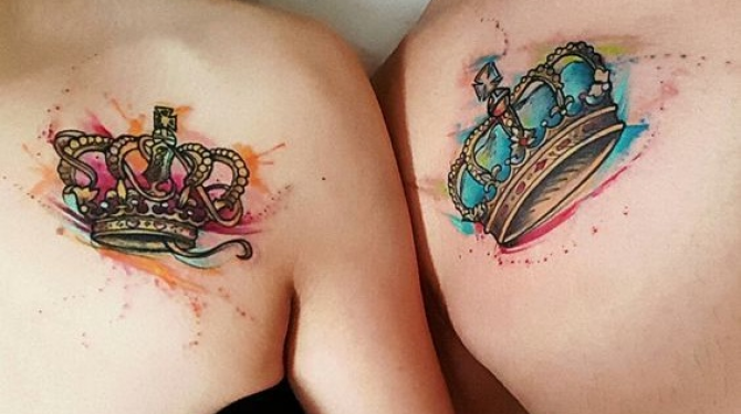 Kronen-Tattoos mit verschiedenen Motiven
