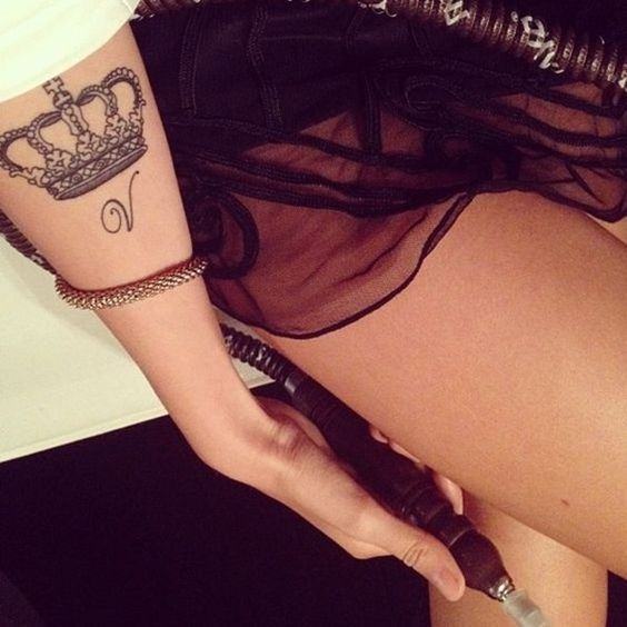 Tatuaggio corona per donna