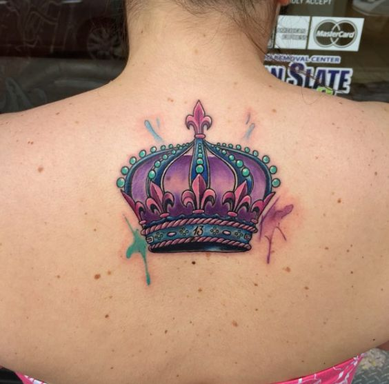 Tatuaggio corona sulla schiena delle ragazze