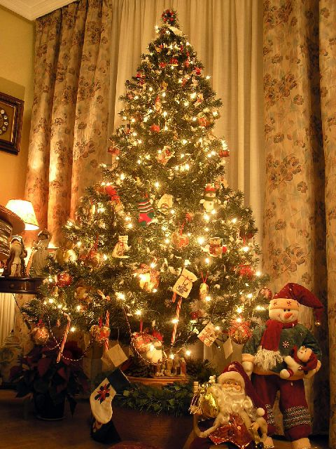 Pohon Natal tradisional buatan