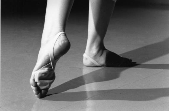 A bailarina com os pés descalços