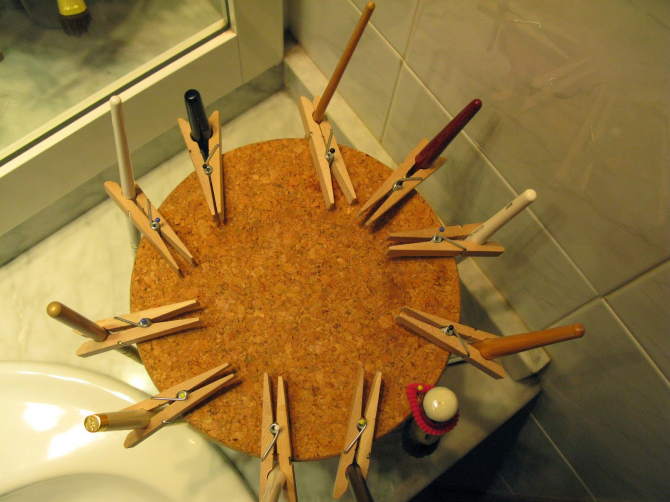 Crea una piattaforma con una pinzetta per asciugare i pennelli