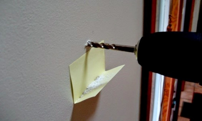 Gebruik post-its om stof of zaagsel te verzamelen bij het boren van iets