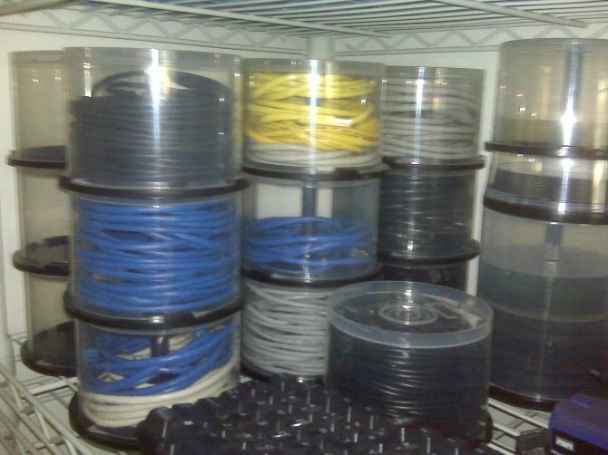 Guardar els cables dins de les bobines de cd 's