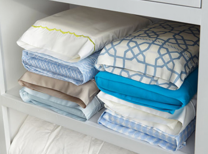 Guardar las sábanas dobladas dentro de la funda de la almohada