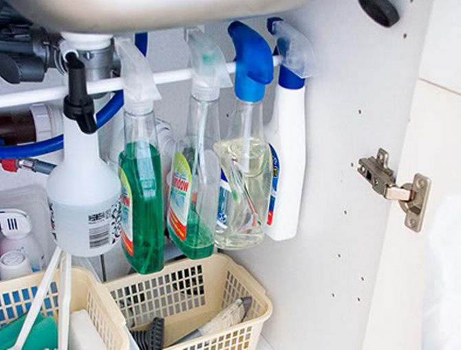 Produkty czyszczące należy przechowywać, zawieszając je na pasku