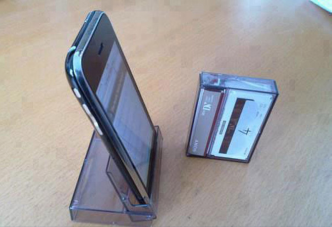 Reutilizar la carcasa de un casette como plataforma para el móvil