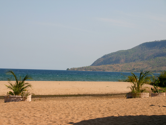 Danau Malawi di Afrika dengan 30.044 km persegi.