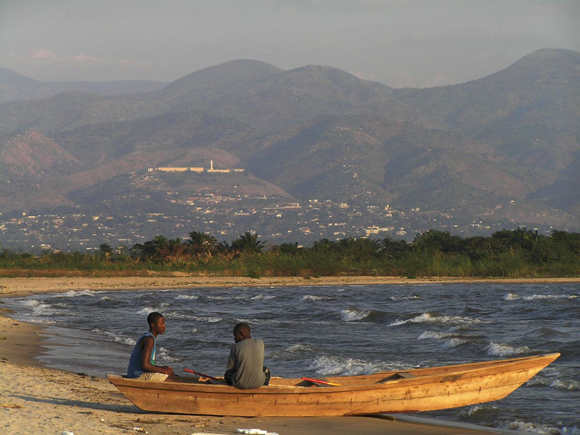Danau Tanganyika di Afrika dengan 32.900 km persegi.