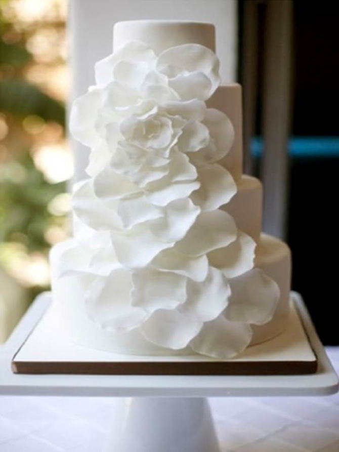 Bolo de casamento, um bolo branco simples