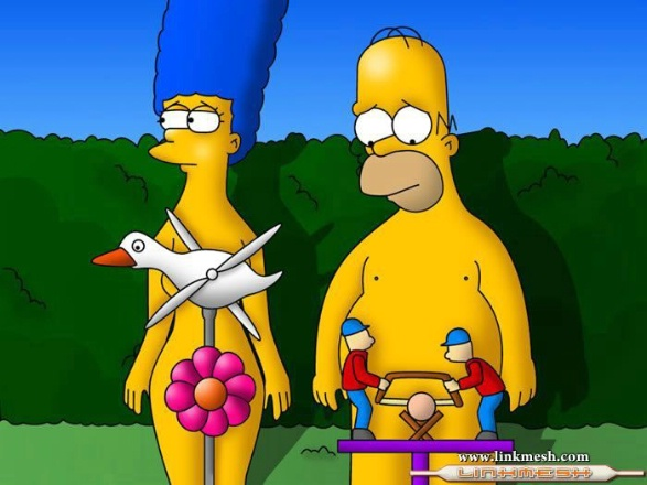 Homer dan Marge ditutupi oleh patung-patung taman