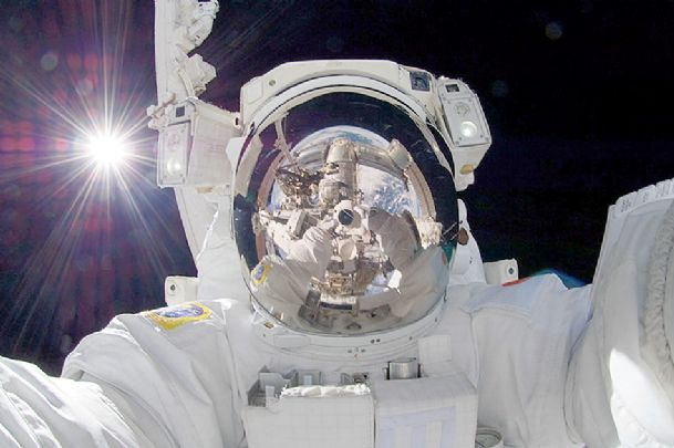 Selfie dari luar angkasa