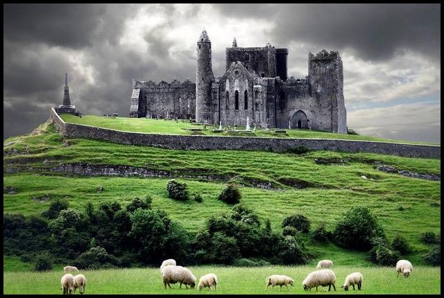 Mengapa ada begitu banyak istana di Irlandia?