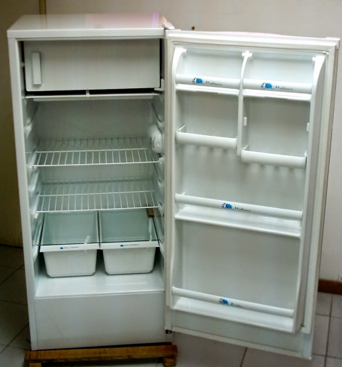 Wenn Sie in den Urlaub fahren, ziehen Sie den Kühlschrank aus der Steckdose
