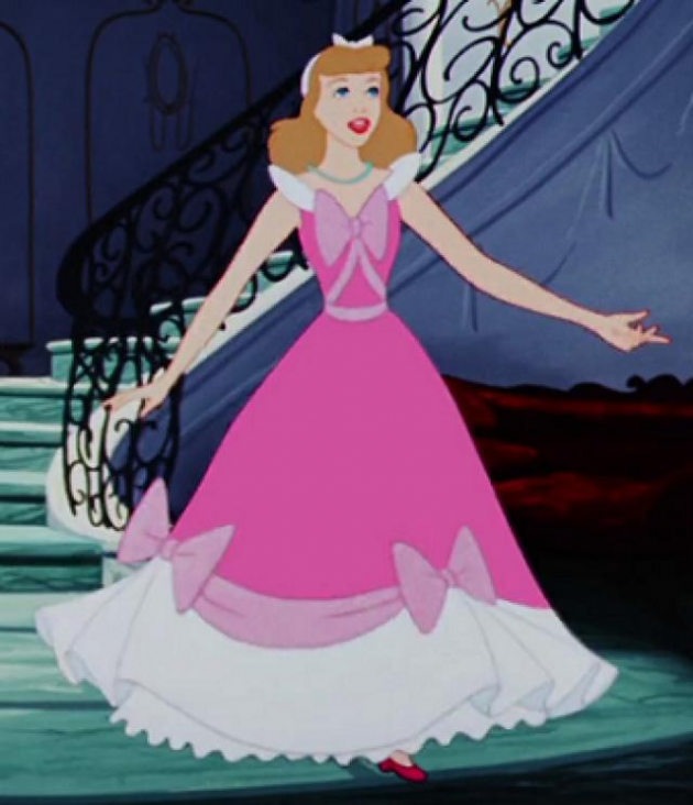 Cinderela no vestido rosa costurado pelos ratos.