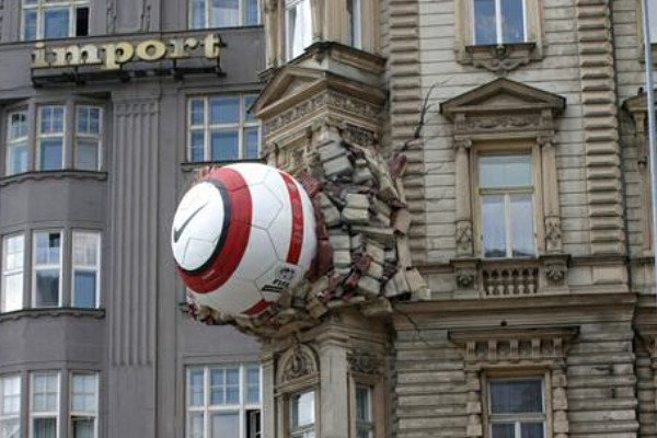 Un ballon sur la façade
