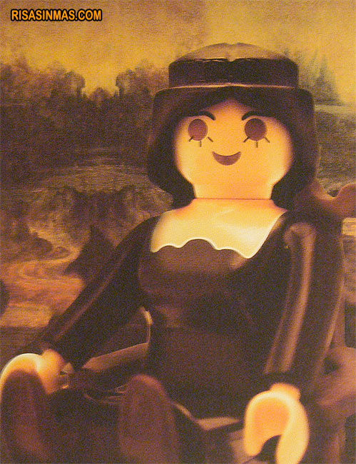 Мона Лиза Леонардо да Винчи выставлена в Лувре в Париже