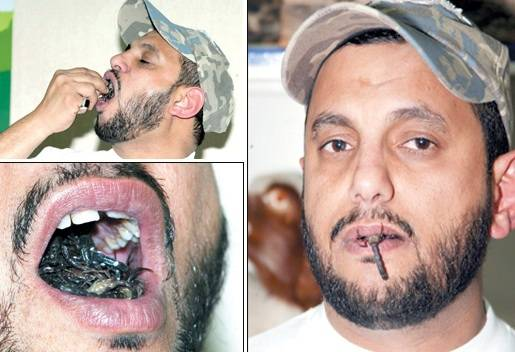 Pria dengan kalajengking terbanyak di mulutnya.