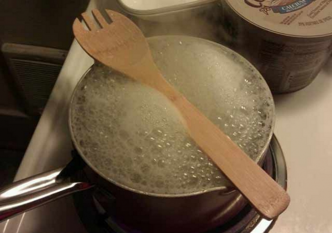 Wooden spoon to prevent spills