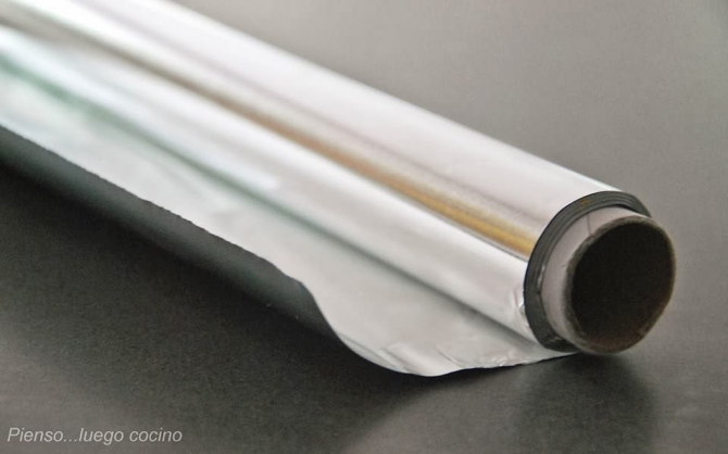 Papier d'aluminium et ustensiles en métal