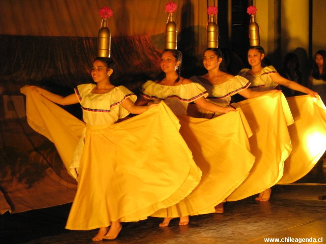 Парагвайский танец с бутылками