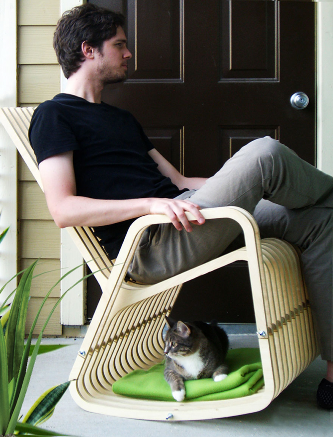 เก้าอี้ที่เตรียมไว้สำหรับมนุษย์และแมว