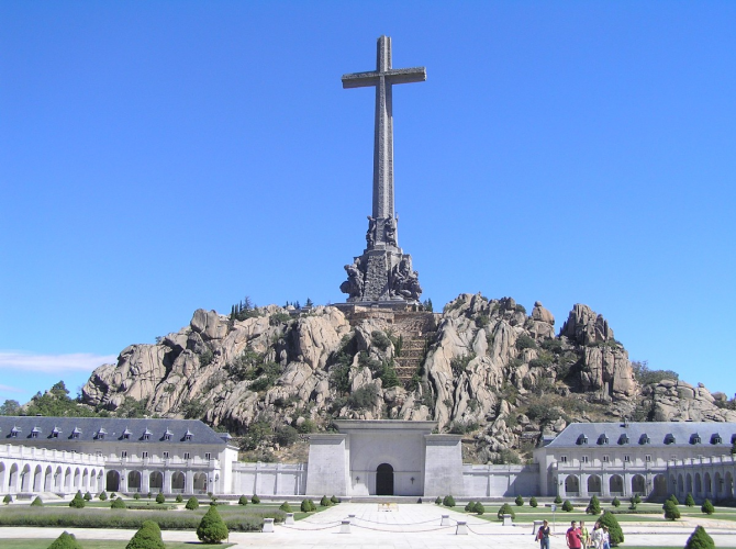 스페인의 타락한 골짜기의 십자가-108 미터